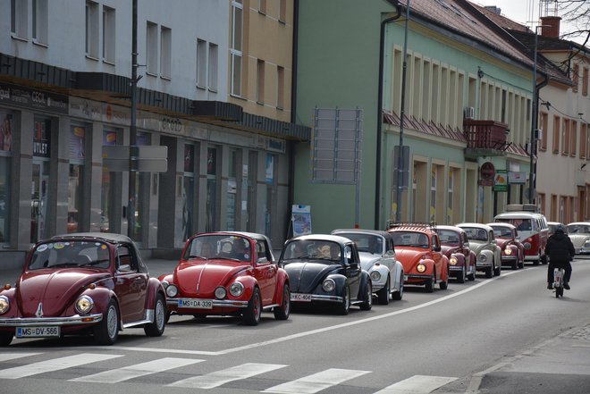 Hrošči so že zjutraj napolnili radgonske ulice. FOTO: Oste Bakal