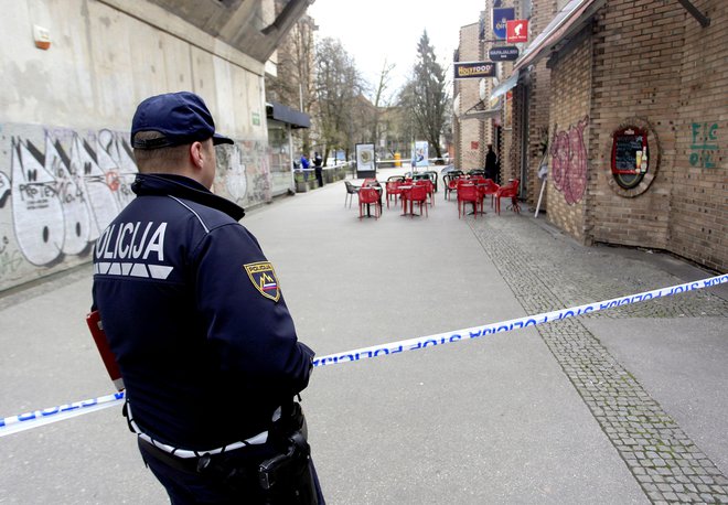 Policija preiskuje poskus umora na Igriški ulici. FOTO: Roman Šipić, Delo