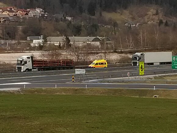 Kolona tovornih vozil je dolga že več kot kilometer in pol. FOTO: Boštjan Fon