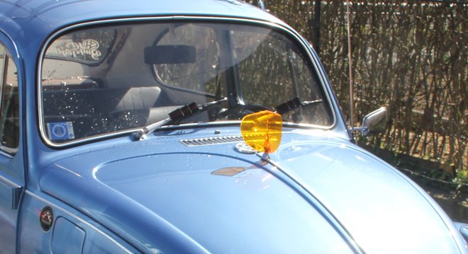 Oranžni del na pokrovu motorja preprečuje trk mrčesa v vetrobransko steklo. FOTO: Boštjan Fon