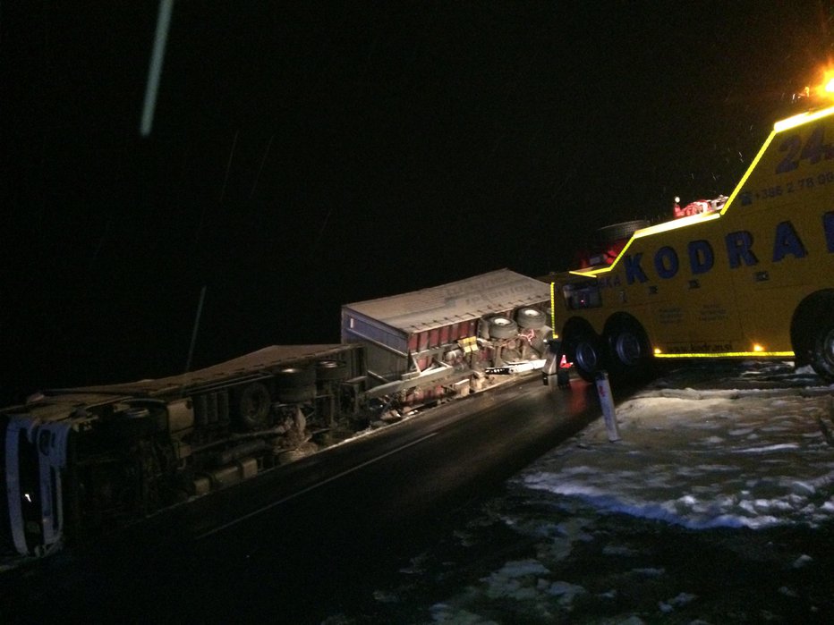 Fotografija: Gasilci in avtovleka so vozilo postavili nazaj na kolesa. FOTO: S.N.