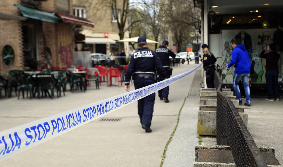 Fotografija: Policija preiskuje poskus uboja. FOTO: Roman Šipić, Delo