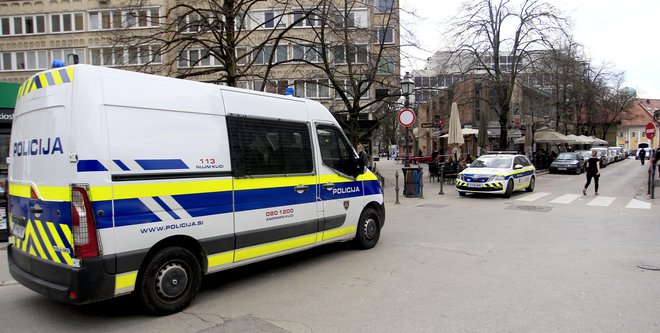 Policija preiskuje poskus uboja. FOTO: Roman Šipić, Delo