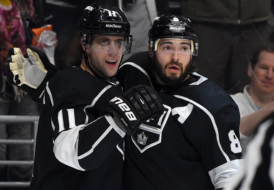 Fotografija: Anže Kopitar med soigralci še posebno ceni Drewa Doughtyja (desno), za katerega pravi, da je z naskokom najboljši branilec v NHL. FOTO: Reuters