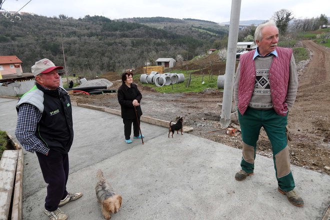 Vergilij Šukljan (levo) in Riko Babič sta rešila mladega delavca. FOTO: Igor Mali