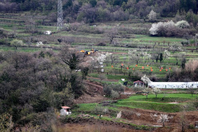 Pogled na plazečo zemljo izpod viadukta Črni Kal