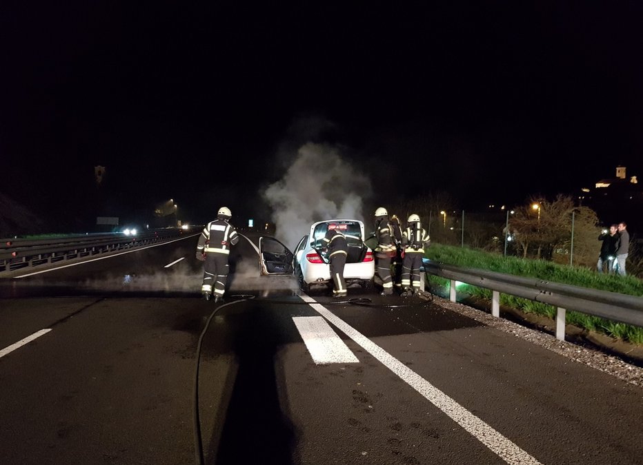 Fotografija: Na dolenjski avtocesti je zagorelo okrog 20.30. FOTO: PGD STIČNA