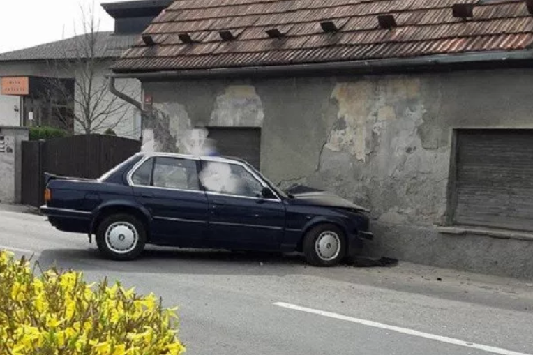 Fotografija: 97-letni voznik naj bi po podatkih policije zapeljal na nasprotno stran ceste in trčil v vogal hiše. FOTO: Domžalec.si