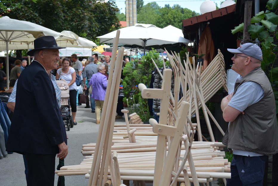 Fotografija: Brez lesenih ročajev na sejmih ne gre. FOTO: Oste Bakal