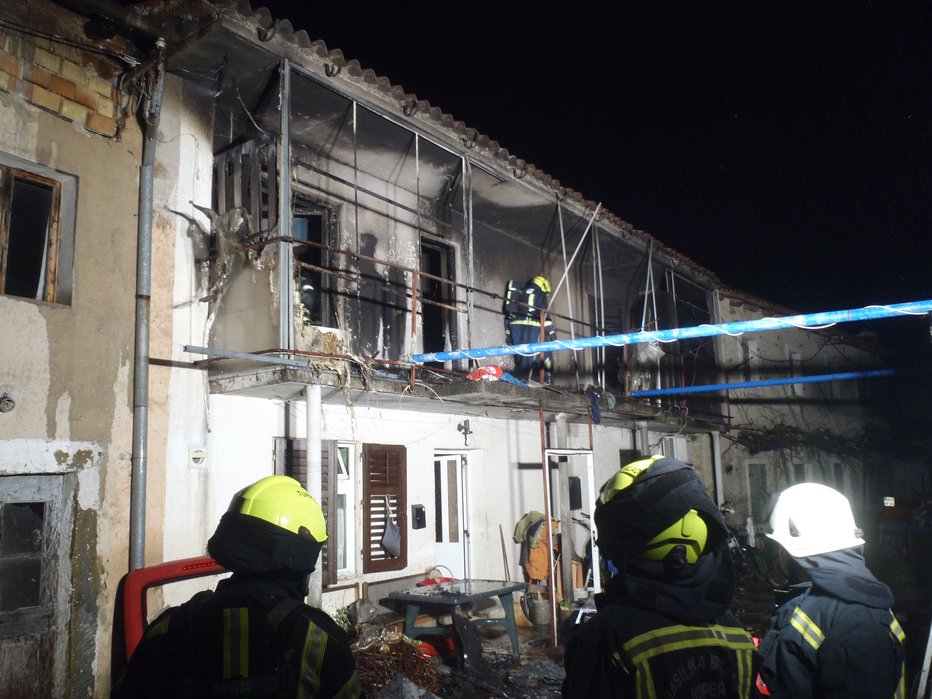 Fotografija: Ogenj je izbruhnil sredi noči. Fotografije: Gasilska brigada Koper