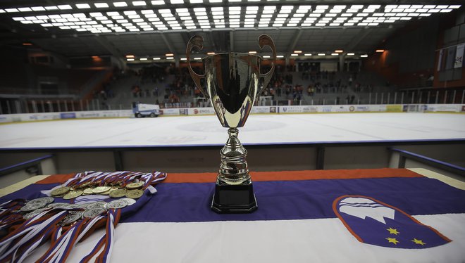 Kolajne in pokal za prvaka bodo morda podelili že drevi v Tivoliju, sicer v ponedeljek v Podmežakli. Foto: Jože Suhadolnik