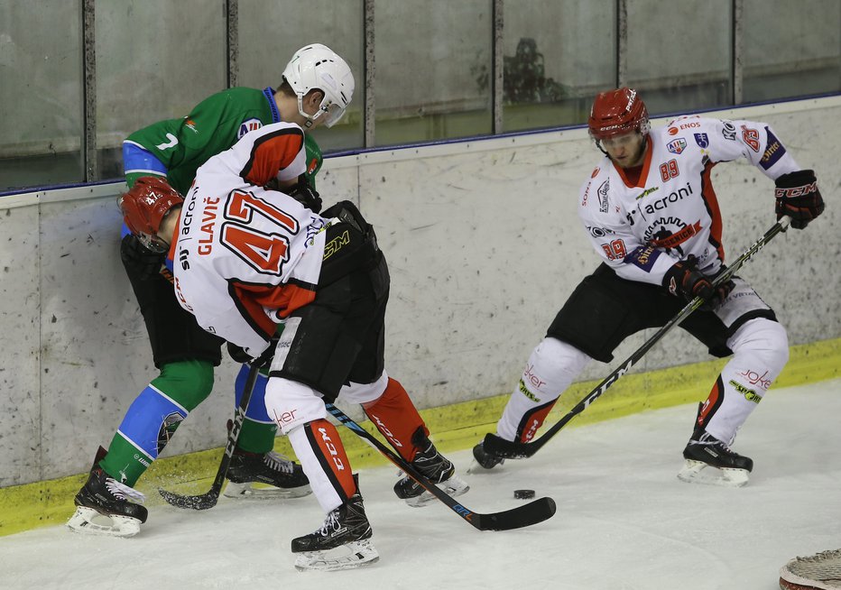 Fotografija: Jesenice in Olimpija v boju za državni naslov. FOTO: Jože Suhadolnik, Delo