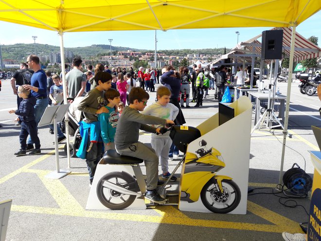 Danes na simulatorju, čez nekaj let pa bo čisto ta pravi motorist. FOTO: MONI ČERNE