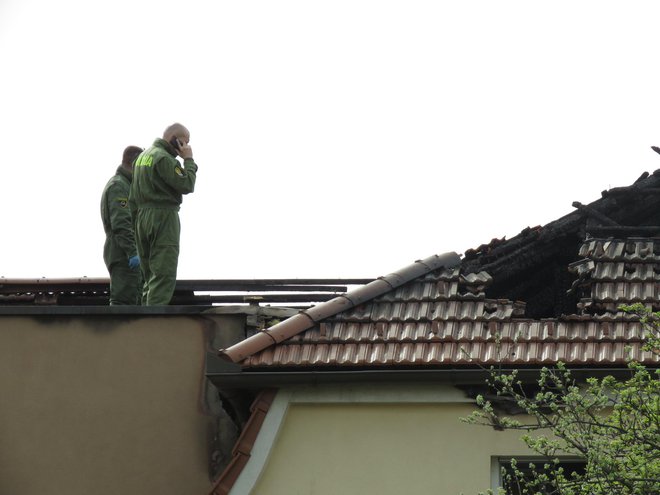 Celjski kriminalisti so si včeraj ogledovali požarišče, da bi odkrili, kje in zakaj je v hiši zagorelo. Foto: Mojca Marot