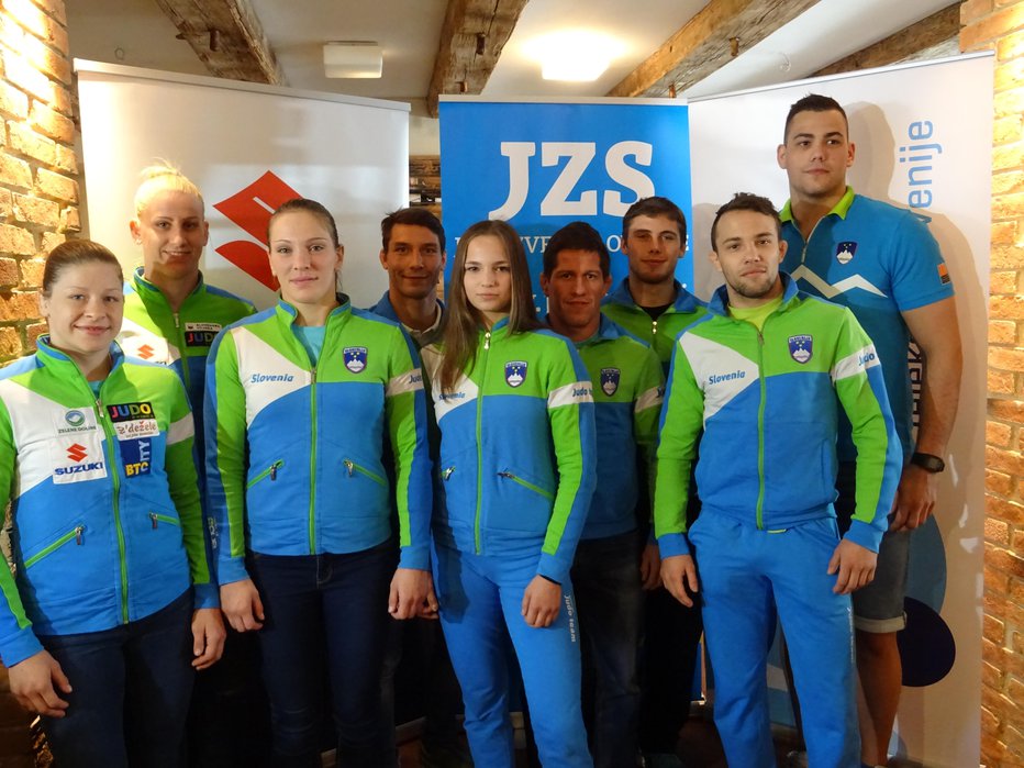 Fotografija: Na včerajšnji novinarski konferenci so se med potniki v Tel Aviv predstavili Tina Trstenjak, Ana Velenšek, Anka Pogačnik, Andraž Jereb, Kaja Kajzer, Matjaž Trbovc, Martin Hojak, Adrian Gomboc in Vito Dragič (z leve proti desni). FOTO: Miha Šimnovec