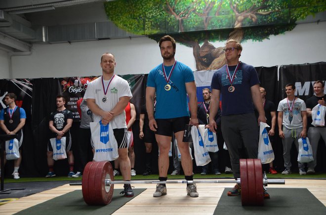 Matej Šolinc dviguje uteži in odpira lastno utežarno na Logu pri Brezovici. FOTO: osebni arhiv