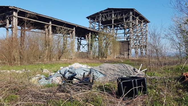 K nekdanji sušilnici hmelja ljudje navažajo najrazličnejše smeti. FOTO: Tanja Jakše Gazvoda