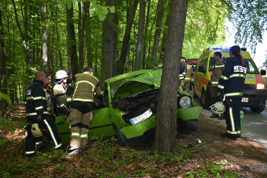 Fotografija: Za 69-letnega voznika so poskrbeli gasilci in reševalci. FOTO: OSTE BAKAL