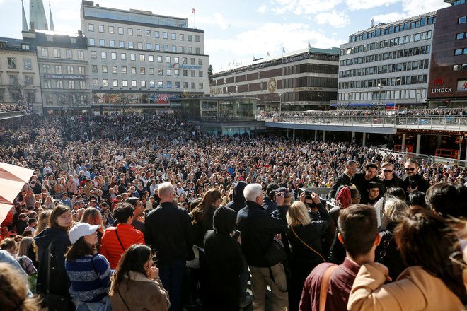 Tisoči so se zbrali, da so počastili njegov spomin. FOTO: Reuters