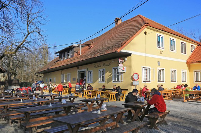 Na vrhu je gostišče. Foto: Goran Rovan