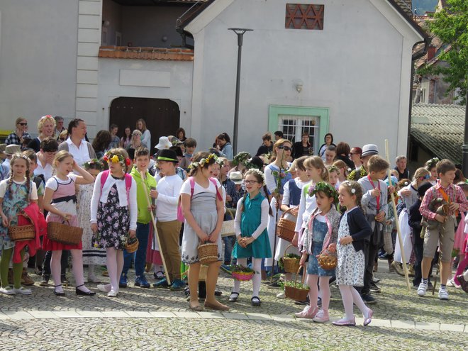 Dekleta so imela v rokah rožice. FOTO: Mojca Marot