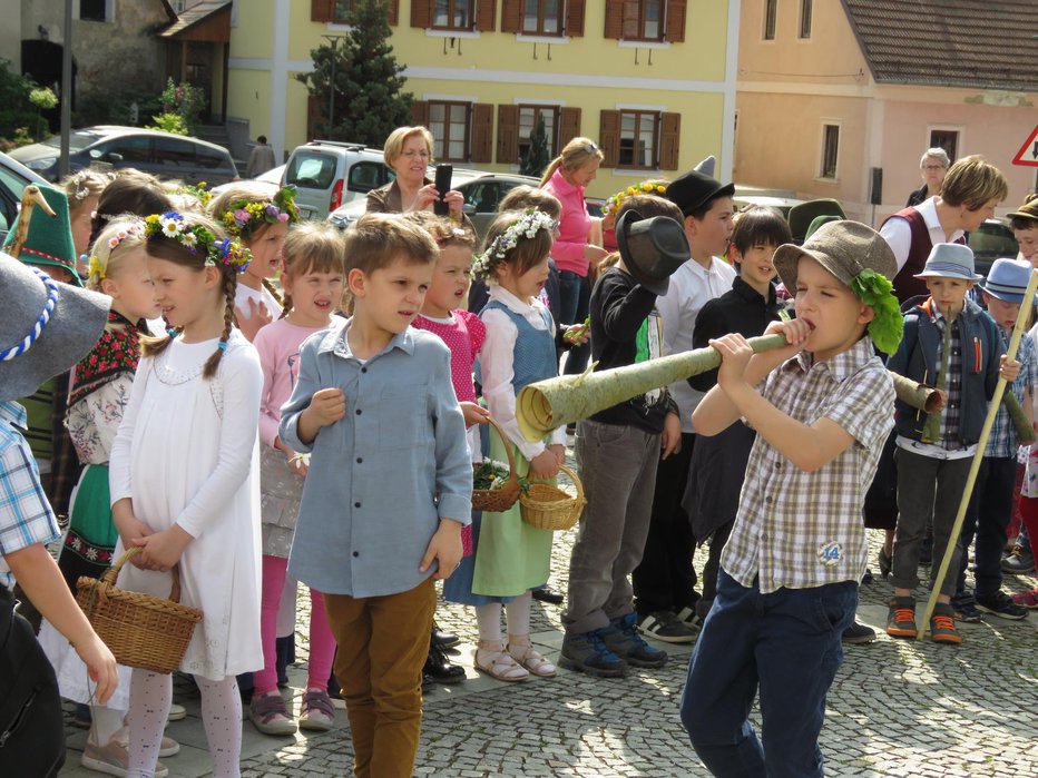 Fotografija: Fantje so izdelali rogove in pihali v njih. FOTO: Mojca Marot