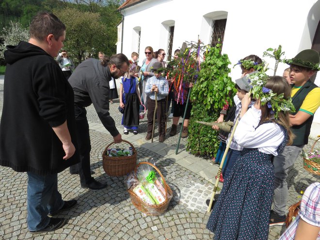 Zeleni Jurij je na sprevodu skozi Laško pobiral darove in za vsakega trikrat poskočil. FOTO: Mojca Marot