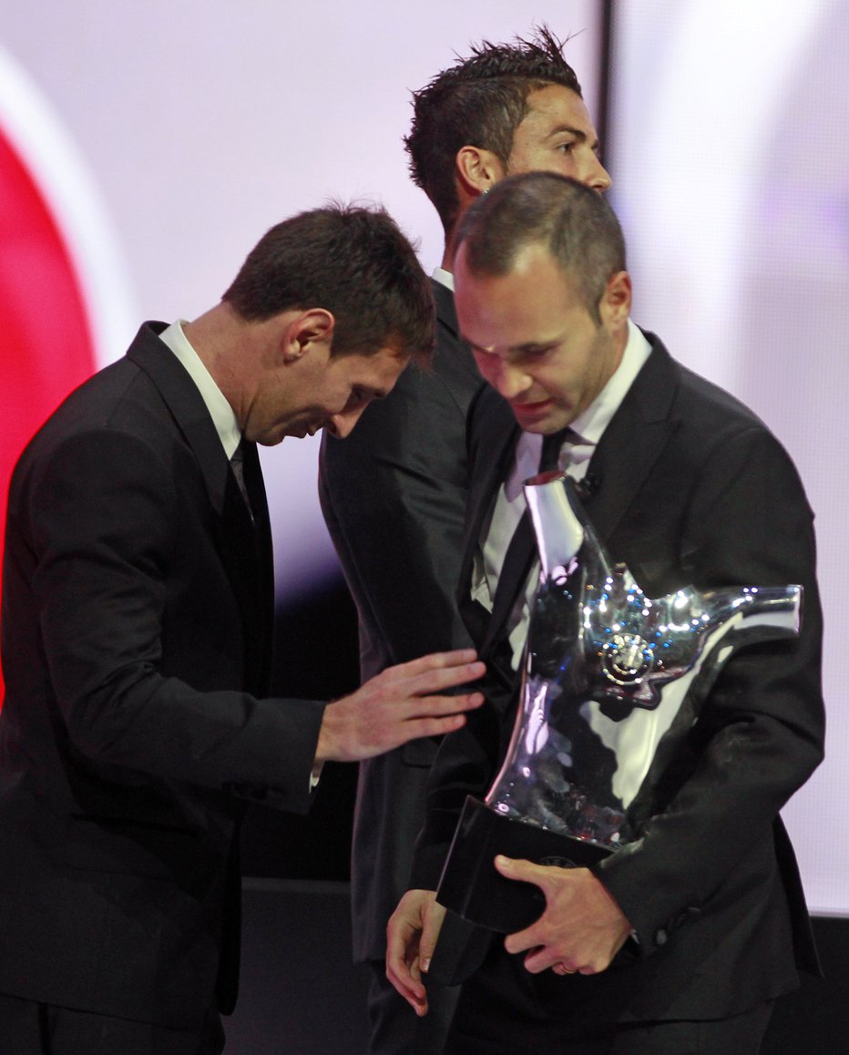 Fotografija: Lionel Messi je takole čestital Andersu Inesti za naziv najboljšega igralca Uefe leta 2012. FOTO: Eric Gaillard, Reuters