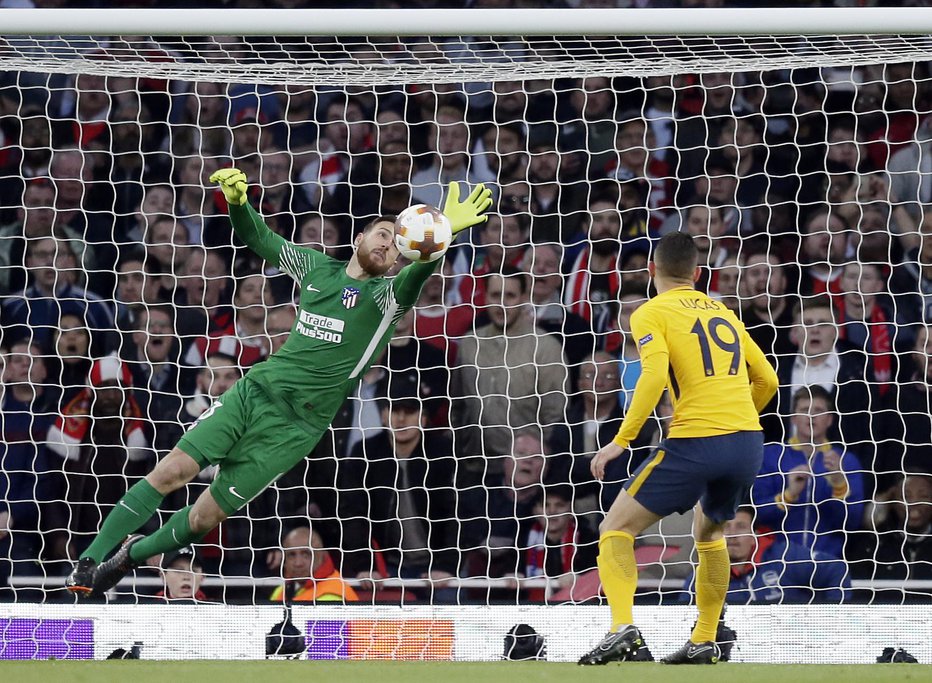 Fotografija: Jan Oblak je s svojimi obrambami osupnil tudi Arsenalovega trenerja Arsèna Wengerja. FOTO: AP