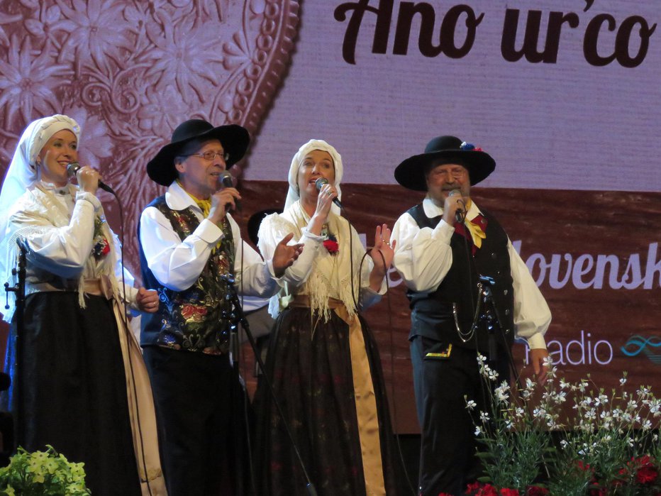 Fotografija: Lani so v Škofji Loki komisijo najbolj prepričali člani ansambla Ano urco al pej dvej s skladbo v notranjskem narečju. FOTO: Mojca Marot