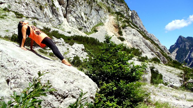 Joga je primerna vadba tudi za alpsko okolje. Foto Boštjan Fon