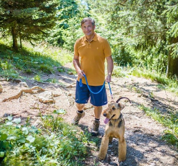 Fotografija: Karl Erjavec je na dopust vzel tudi svojega kosmatinca. FOTO: Instagram