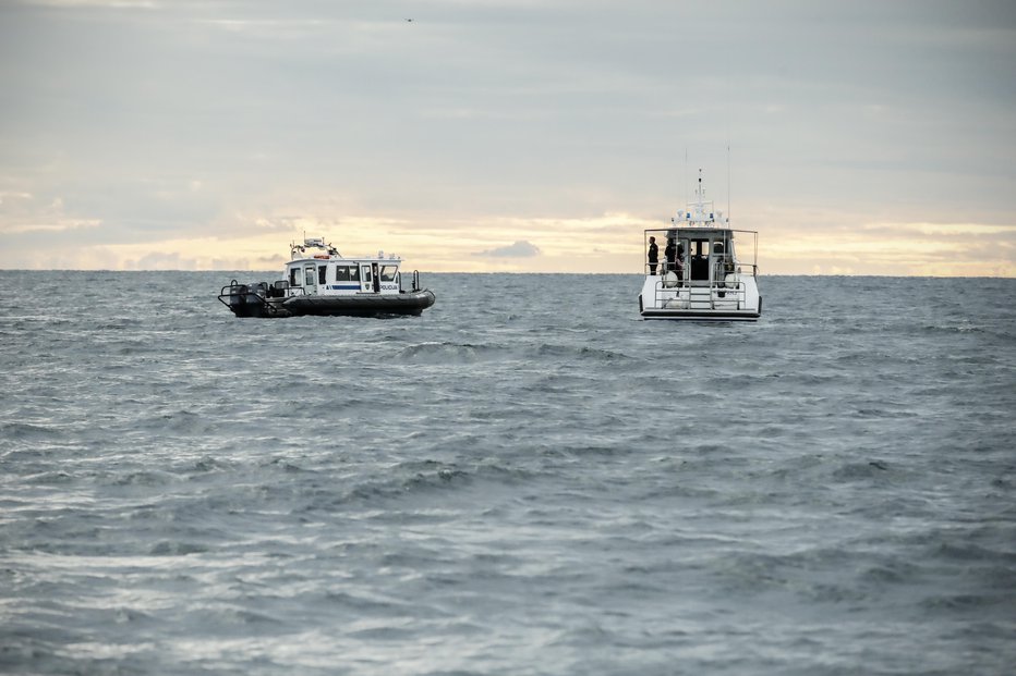 Fotografija: Čoln policije Republike Slovenije in hrvaški policijski čoln Krapanj, med patruljiranjem v spornem območju Piranskega zaliva, v Piranskem zalivu, 29. decembra 2017. FOTO: Uroš Hočevar/Delo