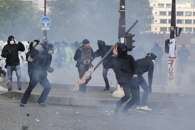 Protesti v Parizu. FOTO: Francois Mori, Ap