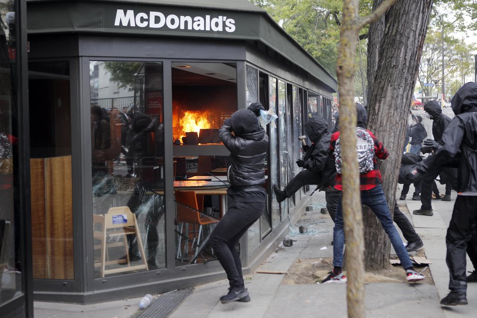 Fotografija: Protesti v Parizu. FOTO: Francois Mori, Ap