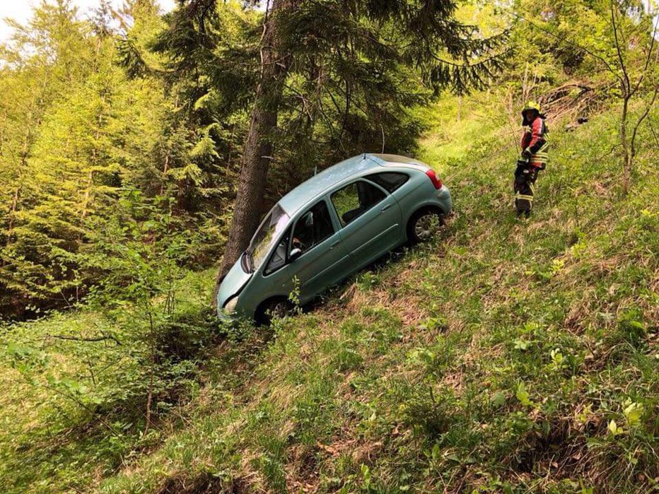 Fotografija: Avto po bregu navzdol in v drevo. FOTO: Gasilski Zavod Trbovlje