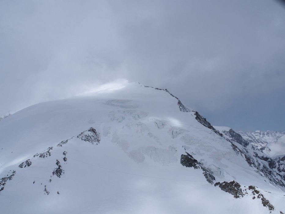 Fotografija: Na območju gore Pigne d'Arolla so morali zaradi slabega vremena noč z nedelje na ponedeljek preživeti na prostem FOTO: Reuters