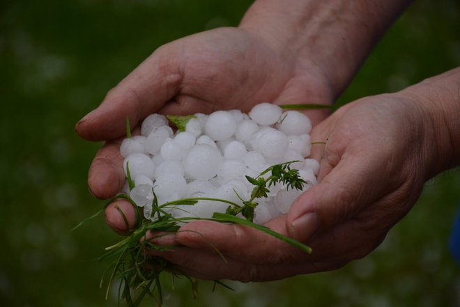 Nevarnost toče še ni minila. FOTO: Oste Bakal