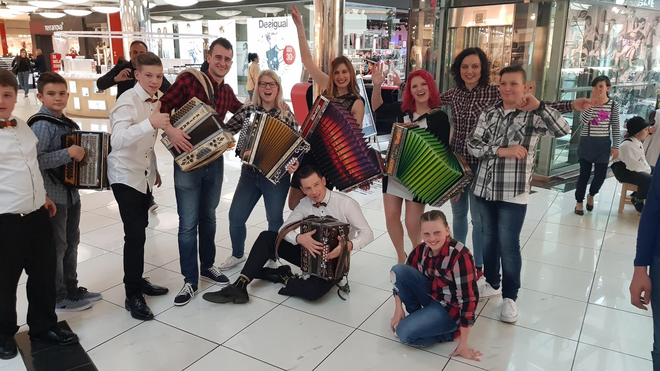 Ljubljanski Citypark so zavzeli harmonikarji. FOTO: arhiv GŠ Bučar