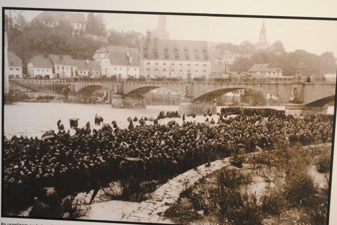 Množice italijanskih vojnih ujetnikov v Kranju pod Savskim mostom po končani 12. soški bitki. FOTO: Vojko Zakrajšek