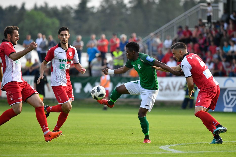 Fotografija: Napadalec Olimpije Issah Abass je Aluminiju zabil svoj osmi zadetek v tem prvenstvu. FOTO: Marko Pigac