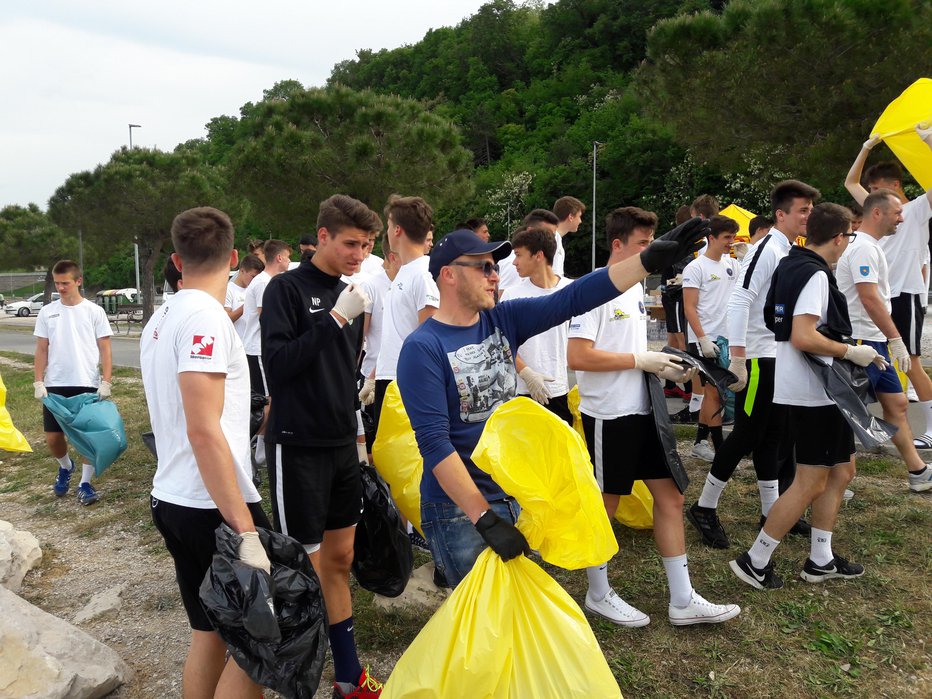 Fotografija: Obalo so pomagali čistiti tudi koprski nogometaši. FOTO: Moni Černe