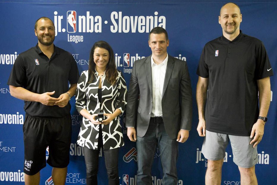 Fotografija: Predstavnika in ambasadorja lige Jr. NBA v Sloveniji, z leve: Marko Milič, Vanja Černivec, Uroš Okoren, Dino Rađa Foto: Sportelement