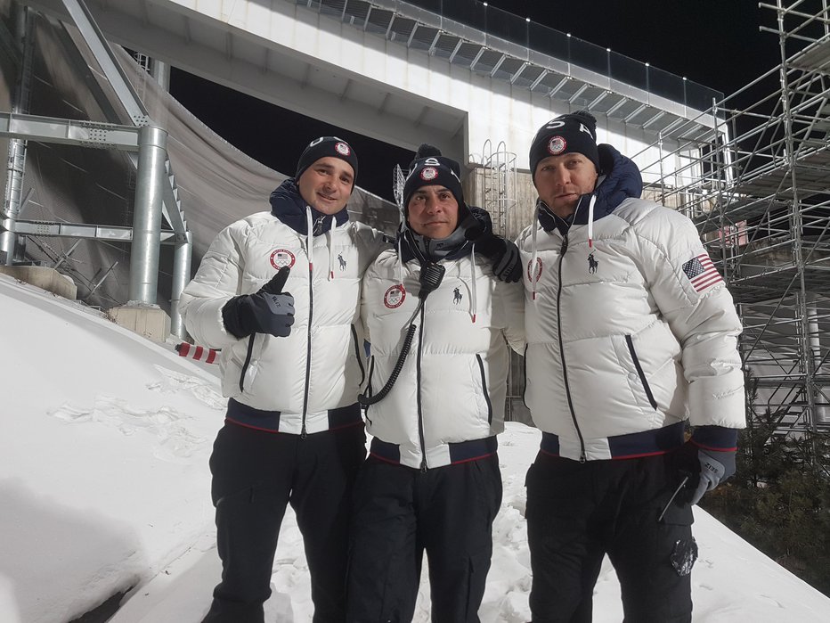 Fotografija: Slovenci na čelu ameriških smučarskih skakalcev in skakalk: Bine Norčič (desno), Igor Cuznar (na sredini) in Uroš Vrhovec (levo) FOTO: Clint Jones