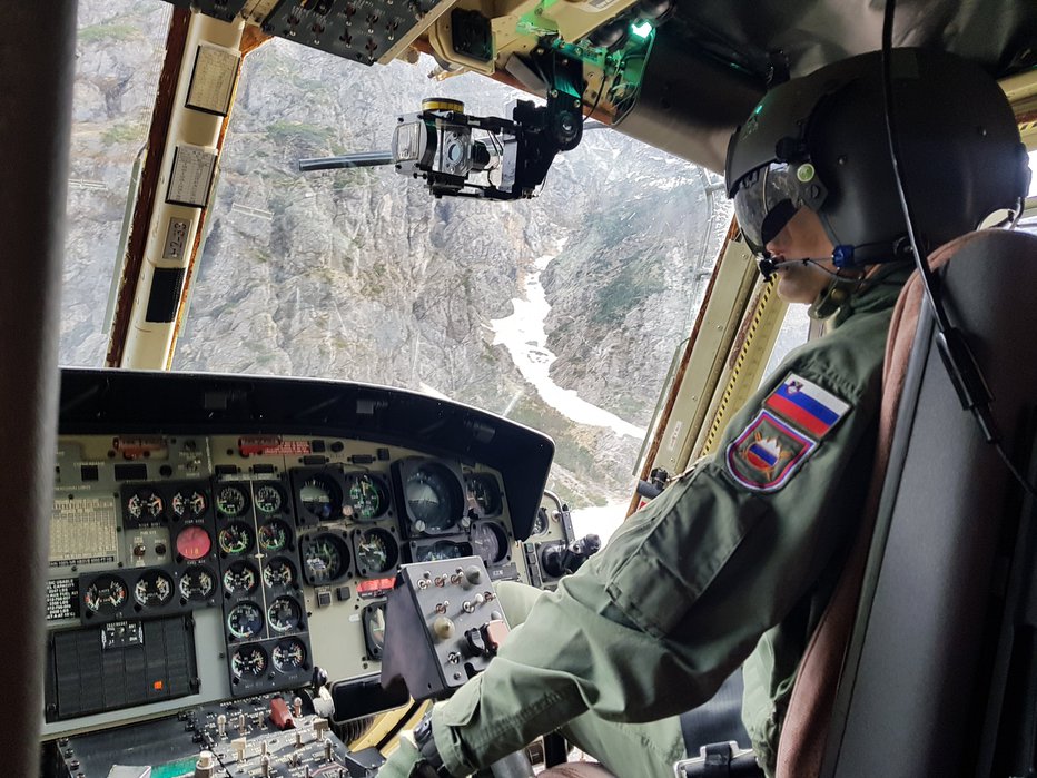 Fotografija: V nesreči je posredovala tudi posadka vojaškega helikpterja. FOTO: Boštjan Fon