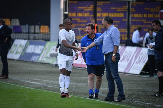 Trener Ankarana Vlado Badžim, desno, je s pomočnikom Alfredom Jermanišem dal navodila strelcu gola Felipeju Dos Santosu. Foto: Marko Pigac