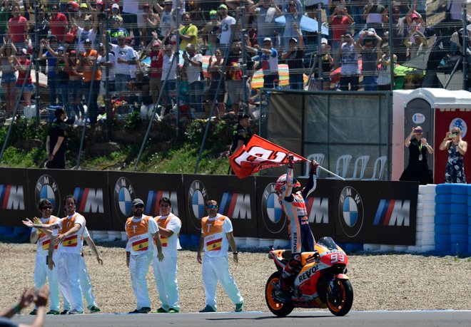 Repsol Honda Team's Spanish rider Marc Marquez celebrates winning the MotoGP race of the Spanish Grand Prix at the Jerez Angel Nieto racetrack in Jerez de la Frontera on May 6, 2018./AFP PHOTO/JAVIER SORIANO FOTO: Javier Soriano Afp