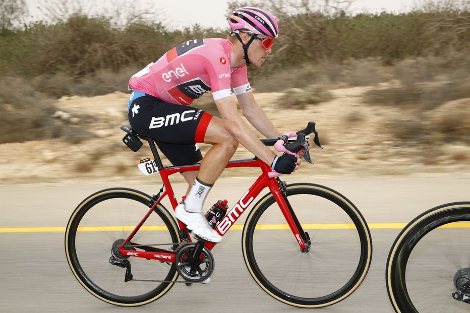 Fotografija: Australia's rider of team BMC Rohan Dennis wearing the overall leader's pink jersey rides in the pack during the 3rd stage of the 101st Giro d'Italia, Tour of Italy, on May 6, 2018, 229 kilometers between Beer-Sheva and Eilat./AFP PHOTO/Luk Benies FOTO: Luk Benies Afp