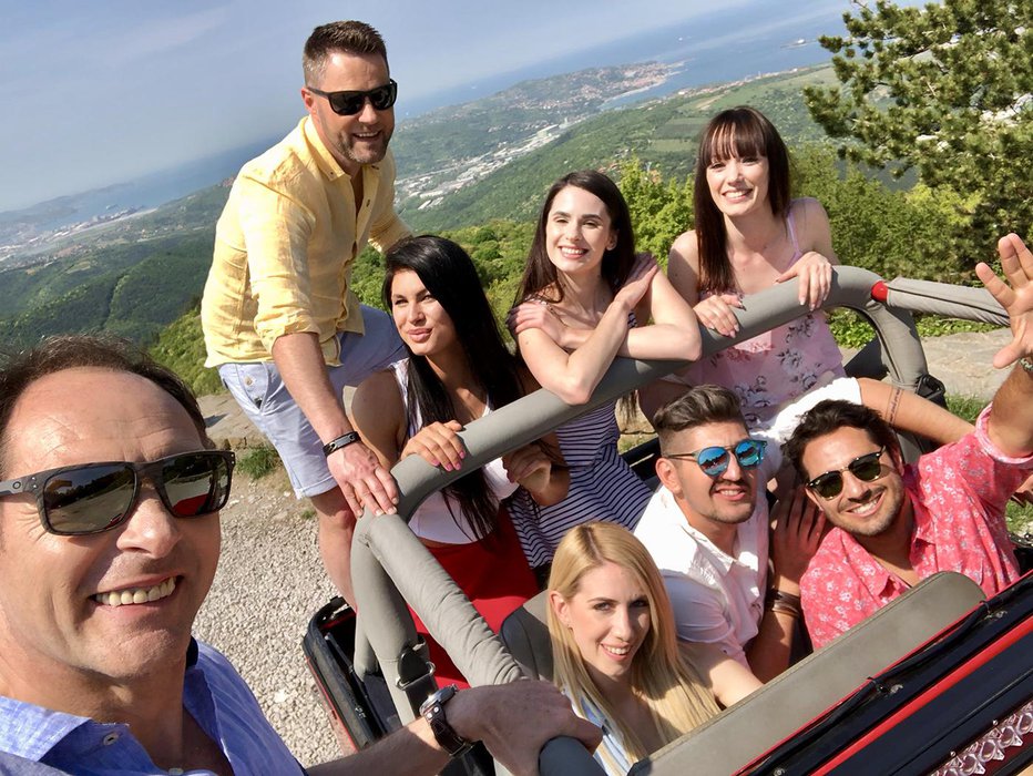 Fotografija: Čuki tokrat na plažo vabijo v družbi mičnih mladenk. FOTO: Promocijski material