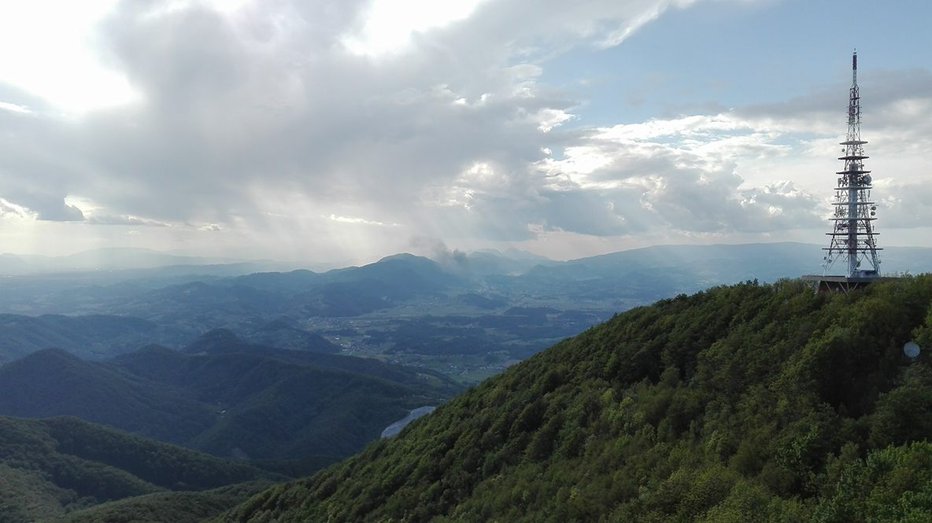 Fotografija: Dim se je dvigal visoko v nebo. FOTO: Damjan, bralec poročevalec